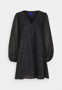 Vestido negro con escote en V, mangas largas abullonadas y tela texturizada que presenta un patrón de pequeños detalles brillantes. Diseño de corte holgado.