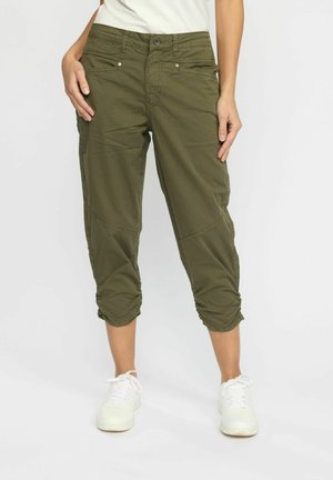 Olivenfarvede cropped bukser med en afslappet pasform, der har sidelommer og samlede manchetter. Lavet af letvægts bomuldsstof.