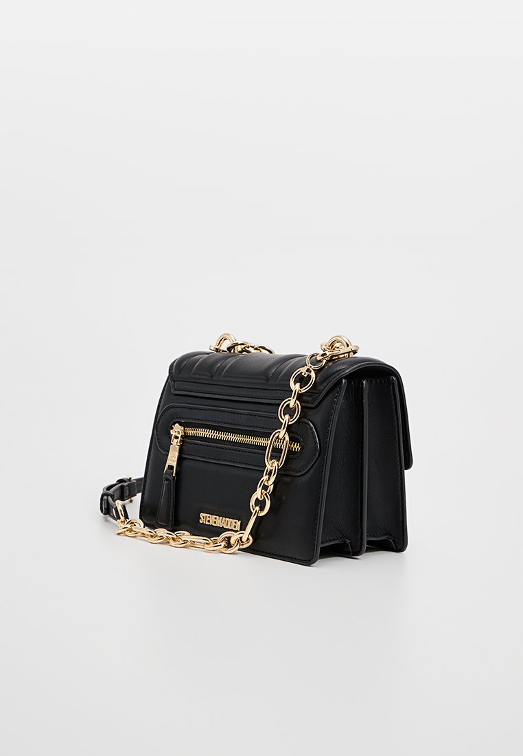 Schwarze Leder-Umhängetasche mit einem gesteppten Design, goldener Kettenriemen, Front-Reißverschlusstasche und Logo-Plakette auf der Vorderseite.