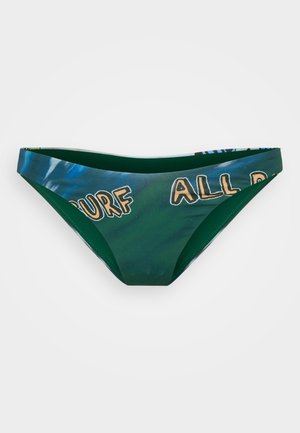 Slip bikini verde e blu con stampa, presenta il testo "SURF ALL DAY" in beige, tessuto liscio, design a vita bassa con elastico in vita.