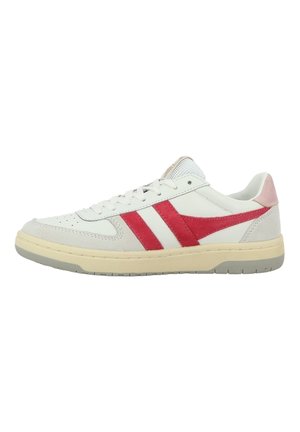 Sneaker in pelle bianca con strisce in suede rosso, suola in gomma crema, punta rotonda e chiusura con lacci. Dettagli testurizzati sul tallone e sulla linguetta.