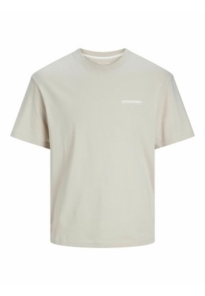 Světle béžové bavlněné tričko, kulatý výstřih, krátké rukávy, s malým bílým logem na levé části hrudi. Hladká textura, jednoduchý design.