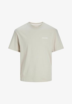 Světle béžové bavlněné tričko, kulatý výstřih, krátké rukávy, s malým bílým logem na levé části hrudi. Hladká textura, jednoduchý design.