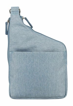 Sac bandoulière bleu clair avec poche avant, fermeture éclair inclinée sur le dessus et sangle réglable, estampillé du logo "JOSEF" sur la poche.