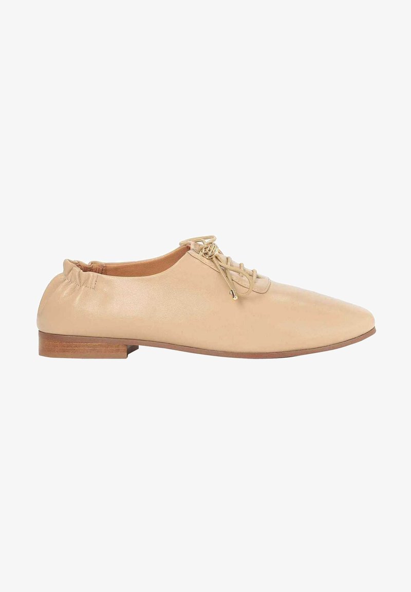 Chaussures en cuir beige à lacets avec un bout pointu, un talon doux plissé et un petit talon en bois, ornées d'un détail en métal doré sur les lacets.