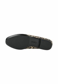 Zapato plano con estampado de leopardo y suela de goma negra. Textura suave con plantilla acolchada. Diseño de punta ligeramente afilada.