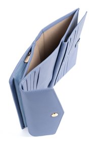 Blauwe leren portemonnee met een gladde textuur, voorzien van meerdere kaartsleuven, een ritsvak en een drukknoopsluiting. Binnenkant is lichtbeige.