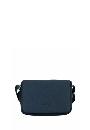 Borsa a tracolla rettangolare blu navy con chiusura a patta e tracolla regolabile su sfondo bianco.