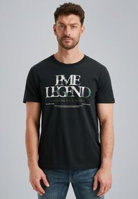 Čierne bavlnené tričko s nápisom "PME LEGEND" v kontrastných farbách, s okrúhlym výstrihom, krátkymi rukávmi a voľným strihom.