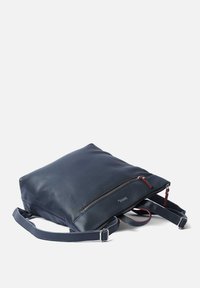 Zaino in pelle navy con forma quadrata, spallacci regolabili e una tasca frontale con zip caratterizzata da dettagli e accessori rossi.