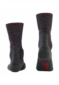 Skarpety dziergane w ciemnoszarym i bordowym kolorze, z prążkowanymi ściągaczami i wzmocnionymi piętami. Teksturowana tkanina z kontrastującymi wzorami.