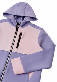 Giacca con cappuccio viola e rosa con zip frontale, texture liscia, due tasche frontali e design a blocchi di colore a contrasto.