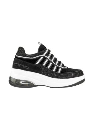 Sneaker nera con tomaia in mesh e suede, accenti bianchi, punta rinforzata, suola in gomma con ammortizzazione ad aria e strass decorativi.