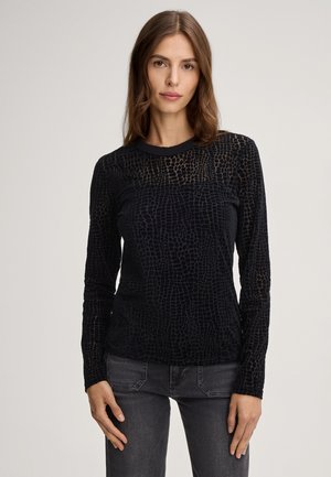 Zwarte longsleeve top met een gestructureerd krokodillenleerpatroon, met een ronde halslijn en een aansluitende silhoeet, gemaakt van een zachte, elastische stof.