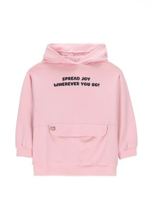 Różowa bluza z kapturem z czarnym napisem "ROZPRZESTRZENIAJ RADOŚĆ WSZĘDZIE, GDZIE PÓJDZIESZ!" oraz przednią kieszenią z małą metką w kształcie twarzy misia.