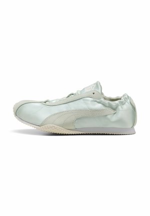 Lysegrøn Puma sneaker med ruskind logo stribe, elastisk bagside og tekstureret sål vist fra siden på en hvid baggrund.