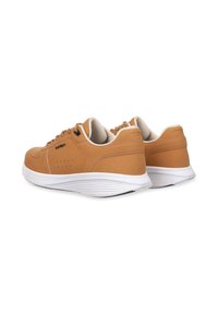 Sneaker in pelle color talpa con fodera morbida, suole in gomma bianca e lacci rotondi. Perforazioni laterali per traspirabilità. Design minimalista.