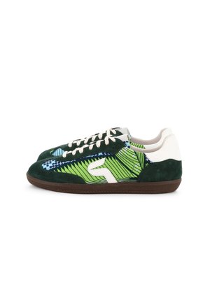 Low-Top-Sneaker mit grün-blauem Musterstoff, weißem seitlichem Logo, weißen Schnürsenkeln, dunkelgrünen Veloursleder-Akzenten und brauner Gummisohle.