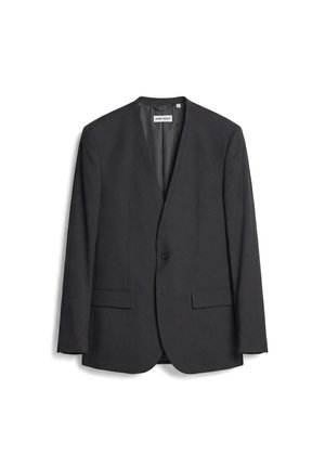 Crni muški sako s jednim gumbom, bez revera i s dva prednja džepa s poklopcima, prikazan ravno na bijeloj pozadini.