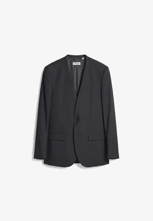 Blazer nero da uomo con un solo bottone, senza rever a intaglio e due tasche frontali con patta, mostrato disteso su uno sfondo bianco.