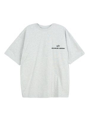 Jasnoszary, oversize T-shirt z krótkimi rękawami oraz czarnym napisem „FOLLOWING FORWARD” i symbolem na lewej piersi.