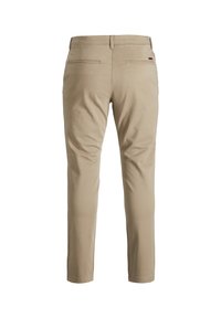 Pantalon beige ajusté avec deux poches passepoilées à l'arrière et passants pour ceinture, présenté de dos sur un fond blanc.
