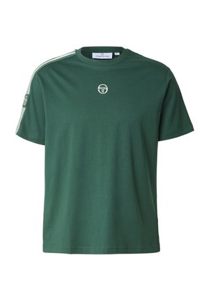 Zaļš kokvilnas T-krekls ar apaļu kaklu, īsām piedurknēm un baltām sānu svītrām. Uz krūšukurvja ir apļveida logotips, krekls ir gludas tekstūras.