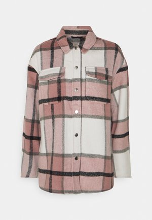 Chaqueta abotonada de cuadros rosa, blanca y negra con cuello y dos bolsillos de solapa en el pecho, mostrada sobre un fondo liso.