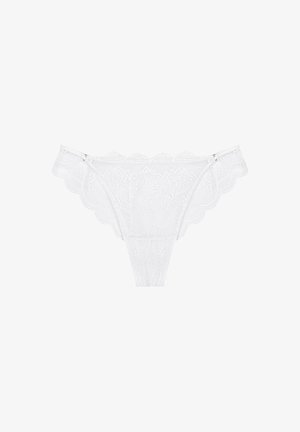 Biała koronkowa stringi z kwiatowym wzorem, falbaniastymi krawędziami i gładką teksturą. Posiada regulowane boki dla indywidualnego dopasowania.