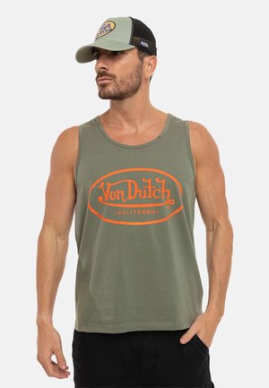 Homme portant un débardeur vert olive avec le logo orange "Von Dutch California" et une casquette trucker assortie verte et noire.