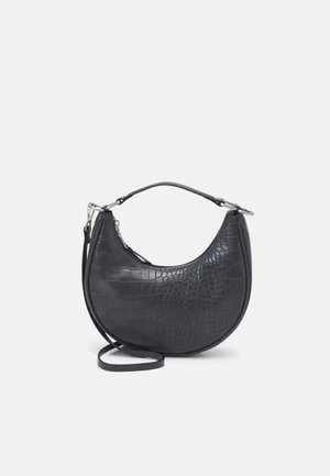 Sac en similicuir noir à texture crocodile, forme incurvée, fermeture éclair et bandoulière réglable. Dispose d'une courte poignée supérieure et de ferrures argentées.