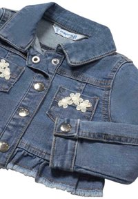 Chaqueta de mezclilla con cuello, botones de presión plateados, dos bolsillos delanteros y acentos de encaje floral blanco. Presenta un dobladillo deshilachado y textura azul.