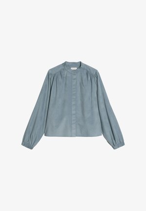 Lichtblauwe blouse met lange mouwen, hoge kraag, knopen sluiting aan de voorkant en geplooide details op de schouders en mouwen. Gladde stof.
