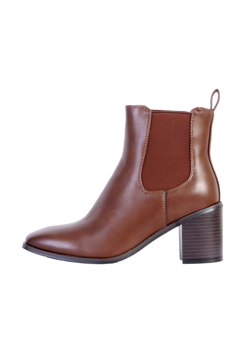 Bottine en cuir marron avec un bout arrondi, des panneaux latéraux élastiques et un talon en bloc texturé. Équipée d'une poignée pour un enfilage facile.