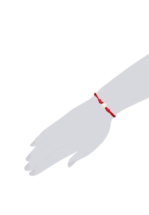 Rote Schnurarmband mit einer weißen Perle, das ein geknotetes Design aufweist, dargestellt auf einer hellgrauen Handillustration. Einfach und minimalistisch.