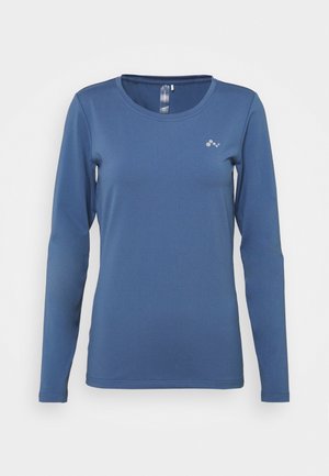 Blauw lange mouwen T-shirt met ronde hals en een klein reflecterend logo op de linker bovenborst, afgebeeld op een effen witte achtergrond.