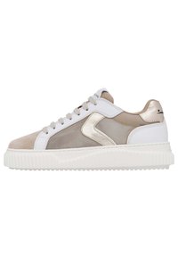 Sneaker bianche e beige realizzate in pelle e mesh, con suola testurizzata, accenti metallici e design con pannelli a contrasto.