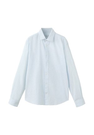 Camisa azul claro de manga larga con botones, con sutiles rayas verticales blancas y un cuello clásico, mostrada sobre un fondo blanco.