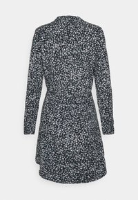 Robe noire avec un motif floral en blanc et bleu clair. Dispose de longues manches, d'un col et d'une taille nouée pour une silhouette ajustée.