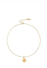 Collar de cadena de oro que presenta un colgante redondo con un diseño de sol y ojo, adornado con una piedra preciosa central. Detalle de cierre ajustable.