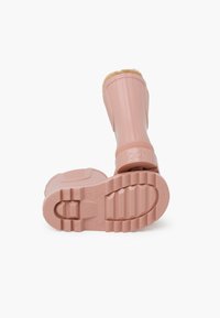 Stivali di gomma rosa con una finitura esterna testurizzata, foderati in morbido beige e con una suola a righe. Il marchio "igor" è impresso sul lato.