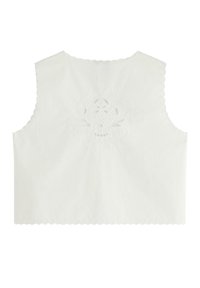 Top corto bianco senza maniche con bordi ondulati e intricate ricami floreali sulla parte posteriore. Tessuto morbido e testurizzato, dettagli di design sottili.