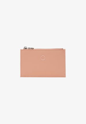 Cartera de cuero rosa con textura suave, cierre de cremallera y acento redondeado. Presenta un diseño minimalista con costura superior.