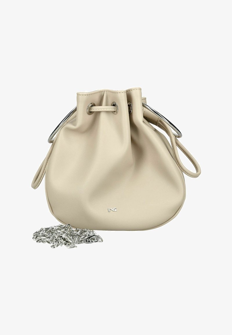Sac à main beige en cuir avec cordon de serrage, œillets en métal argenté et bandoulière chaîne en argent détachable posée à côté.