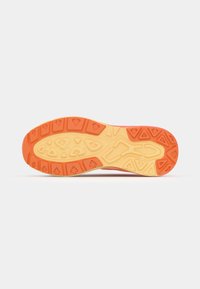 Sola de sapato de borracha com um padrão texturizado. Gradiente de cores que vai do laranja ao amarelo, apresentando formas de setas e triângulos para maior aderência.