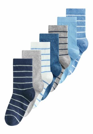 Hét pár zokni különböző kék, tengerészkék, szürke és fehér árnyalatokban. Jellemzők: csíkos minták, bordázott szegélyek és sima kötött textúra.