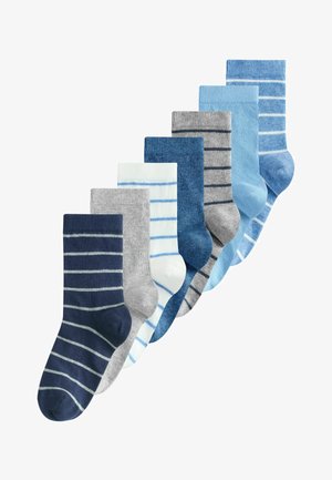 Hét pár zokni különböző kék, tengerészkék, szürke és fehér árnyalatokban. Jellemzők: csíkos minták, bordázott szegélyek és sima kötött textúra.