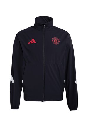 Schwarze Jacke mit Reißverschluss, Manchester-United-Wappen und rotem Adidas-Logo auf der Brust, weiße Streifen an den Ärmeln, hoher Kragen, lange Ärmel.