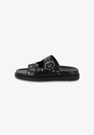 Sandale en cuir noir avec doubles boucles, accents en clous argentés, design à bout ouvert et semelle extérieure noire texturée pour une meilleure adhérence.