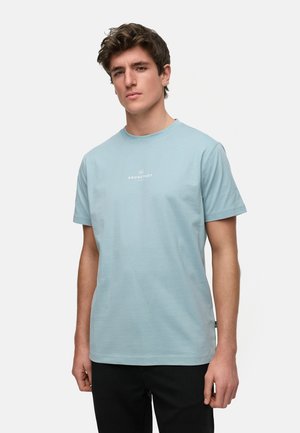 Himmelblaues T-Shirt mit kurzen Ärmeln aus Baumwolle und Rundhalsausschnitt. Es hat ein kleines weißes Logo auf der Vorderseite und einen lockeren Schnitt.